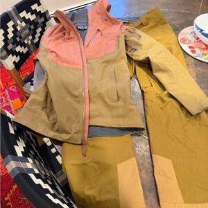 Patagonia Women's Brown and Tan Ski Jacket